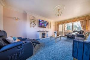 een woonkamer met blauwe meubels en een open haard bij *105* Setup for your most relaxed & amazing stay + Free Parking + Free Fast WiFi * in Batley