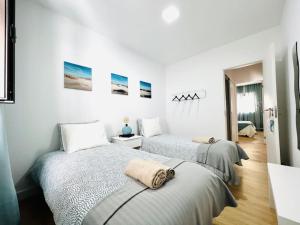 A bed or beds in a room at Casa do Mar - Casa T2 com pátio junto à praia
