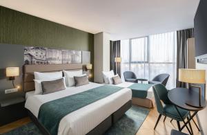 Postel nebo postele na pokoji v ubytování Leonardo Hotel Bucharest City Center + 28 fotografií