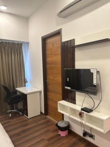 TV a/nebo společenská místnost v ubytování Seandee - Lush Private Rooms in Viman Nagar