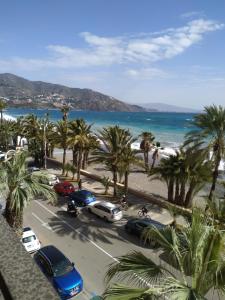 un aparcamiento junto a la playa con palmeras en apartamento Ana, en Granada