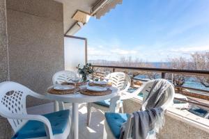 une table et des chaises sur un balcon avec vue dans l'établissement Bonaire, à L'Escala