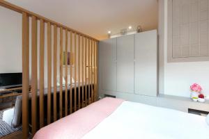 a bedroom with a bed with a wooden headboard at Pretty 163 in Porto