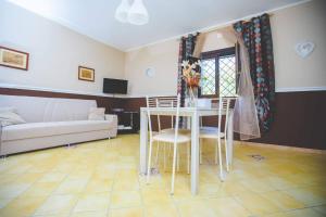 TV a/nebo společenská místnost v ubytování Casale Santuzza - Xenia Sicily Villas