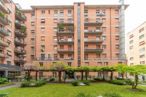 een appartementencomplex met een park ervoor bij HouSmart Milazzo 5 in Bologna