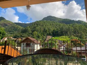 uma varanda com vista para uma montanha em Recanto dos Herdy´s em Nova Friburgo