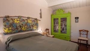 um quarto com uma cama verde e um armário verde em Casa Laderchi 