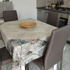 Guest House Oleandro IUN 2727 في سانتا ماريا نافاريز: طاولة عليها لوحة خشبية