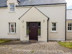Casa blanca con puerta marrón en No 3 an Seanachai en Dungarvan
