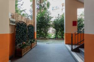 Zugang zu einem Gebäude mit Pflanzen in der Unterkunft La Casa del Cortile by Wonderful Italy in Turin