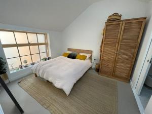 a bedroom with a bed and a large window at Ideal Bristol getaway - 3 bed harbourside home in Bristol