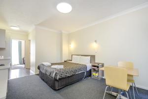 Postel nebo postele na pokoji v ubytování Werribee Motel and Apartments