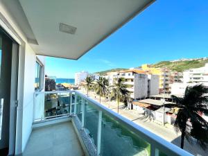 un balcone con vista sulla città di Luz do Sol até 10 Pessoas com Ar Condicionado ad Arraial do Cabo