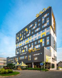 un bâtiment avec un panneau sur son côté dans l'établissement Yello Hotel Jambi, à Jambi