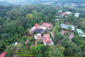 una vista aérea de una casa en un bosque en Honeydewwz Exoticaa Hotel & Resort, en Chikmagalur