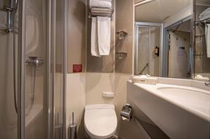 een badkamer met een toilet, een wastafel en een douche bij Douro Cruiser in Vila Nova de Gaia