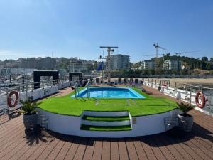 een zwembad op het bovendek van een cruiseschip bij Douro Cruiser in Vila Nova de Gaia