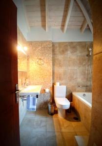 een badkamer met toilet, bad en wastafel bij Villa *Orizontas*/5' from town-sea/Mountain view in Lefkada