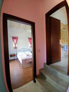een spiegel in een kamer met een slaapkamer en een bed bij Villa *Orizontas*/5' from town-sea/Mountain view in Lefkada +16 foto's