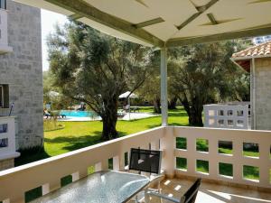 een balkon met uitzicht op een zwembad bij Villa *Orizontas*/5' from town-sea/Mountain view in Lefkada