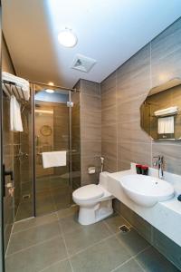 een badkamer met een toilet, een wastafel en een douche bij Nice-Duc Duong Apartment in Ha Long