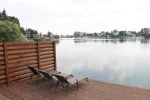 Výhled na řeku, která protéká v blízkosti hotelu