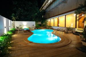 una piscina en medio de un patio en Rosetum Anjuna Goa, en Anjuna