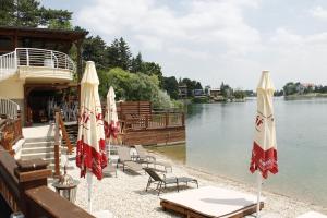 Výhled na řeku, která protéká v blízkosti hotelu
