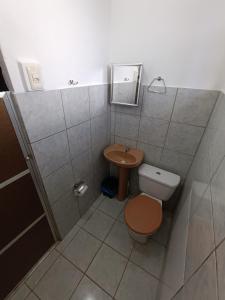 a small bathroom with a toilet and a sink at Pousada Torre dos Mouros in Pirenópolis