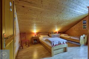 Posteľ alebo postele v izbe v ubytovaní Chalet Les Brimbelles avec Jacuzzi + 20 fotografií