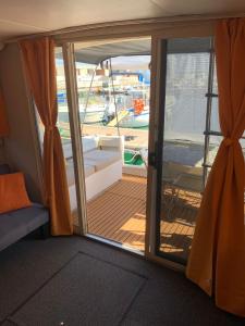 - une porte ouverte sur un balcon sur un bateau dans l'établissement Giorgia House Boat, à Palerme