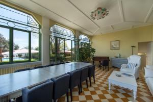 a dining room with a large table and chairs at Villa Les Délices in Cap-Ferret