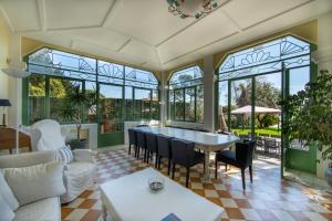 an open living room with a table and chairs at Villa Les Délices in Cap-Ferret