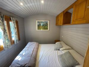 Un pequeño dormitorio con una cama en la esquina en Camping Les Oliviers en Porto Ota