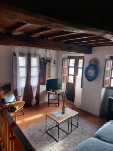 a living room with a couch and a table at CASA A ESCOLA in Piñeiro