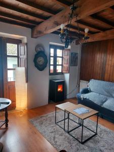 sala de estar con sofá azul y mesa en CASA A ESCOLA, 