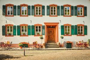 a building with green windows and a wooden door at NEU!!! Moselbleibe Uferallee in Bernkastel-Kues