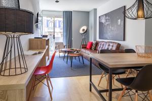 salon z kanapą i stołem w obiekcie Habitat Apartments Hot Jazz w Barcelonie