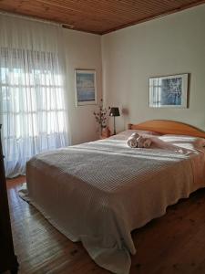 Un dormitorio con una cama con un osito de peluche. en Villa Christina, en Karfas