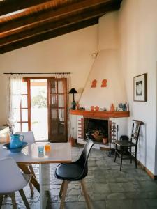 sala de estar con mesa y chimenea en Villa Christina, en Karfas