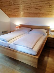 A bed or beds in a room at Appartement Moni / Golf & Ski - TOP 9
