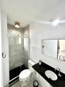 a bathroom with a toilet and a sink and a shower at Dimare Búzios - Casa Exclusiva no Centro - Próximo à Rua das Pedras in Búzios