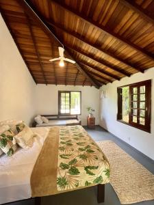 a bedroom with a large bed and a wooden ceiling at Dimare Búzios - Casa Exclusiva no Centro - Próximo à Rua das Pedras in Búzios