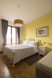 - une chambre avec un lit et une grande fenêtre dans l'établissement La Ghirlanda B&B, à Arezzo