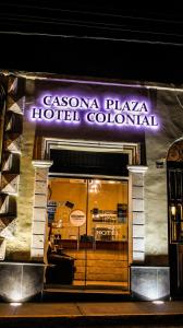 a casanza plaza hotel coliseum met een paars bord bij Casona Plaza Hotel Colonial in Arequipa