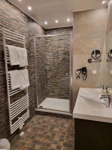 ein Badezimmer mit Dusche und Waschbecken in der Unterkunft Hotel von Stephan in Westerland + 43 Fotos