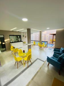 sala de estar con sillas amarillas y sofá azul en Pousada Amaral Búzios, en Búzios