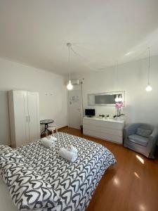 Habitación blanca con cama, mesa y sofá en Delle Rose Rooms, en Verona