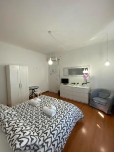 biały pokój z łóżkiem, stołem i kanapą w obiekcie Delle Rose Rooms w Weronie