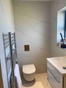 biała łazienka z toaletą i umywalką w obiekcie 8986690/2023 w mieście Birkenhead